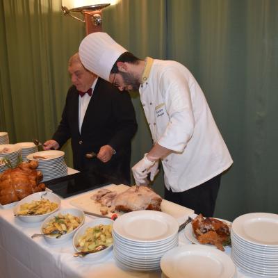 034 Entra Lo Chef Taglia Il Maialino
