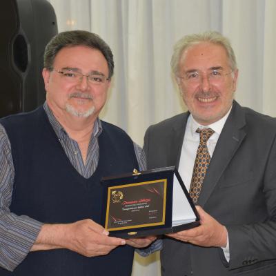 054 Il Vicepresidente Nicolosi Premia Il Dr Librizzi Quale Presidente Dell Anno 2016