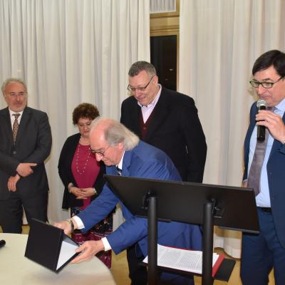 055 Il Segretario Zecchiaroli Premia Il Dr Amore Quale Presidente Degli Anni 2017 E 2018