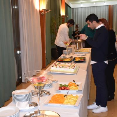 065 Roberto Il Piu Giovane Dei Soci Fotografa La Torta