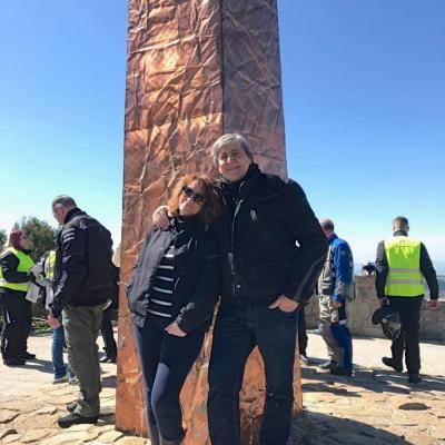 020 Anna E Franco Con L Obelisco Dedicato Alla Pace
