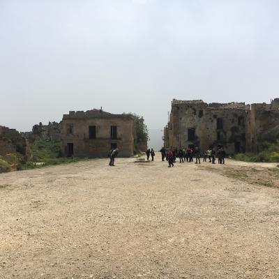 016 Scendendo I Gradini Della Chiesa Madre Oltre La Piazza Si Scorge Un Vista Bellissima