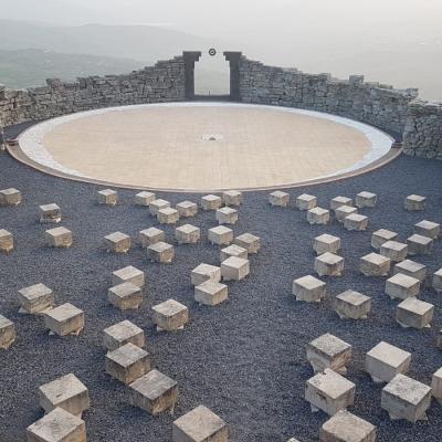 060 Il Teatro In Pietra Piu Alto Del Mondo. Centotto Doppi Cubi Di Pietra Che Visti Dall Alto Hanno Forma Di Stelle A Otto Punte