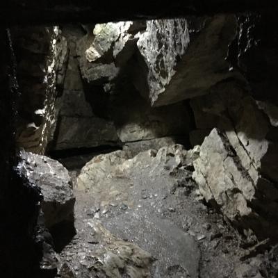 141 Un Angusto E Basso Budello Scavato Nella Roccia Rende Possibile L Accesso Alla Grotta