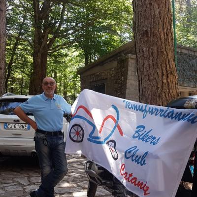 047 Ecco I Manna Supportati Da Salvo Che Tentano Di Fare Una Foto Con Lo Striscione