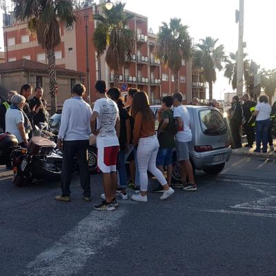 053 Chinandosi Ai Sui Piedi Anzi Ruote