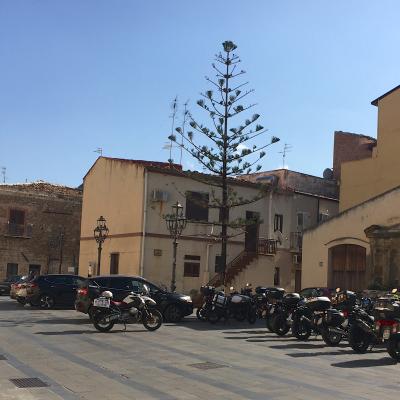 024 Le Bambine Sulla Piazza Duca Di Camastra