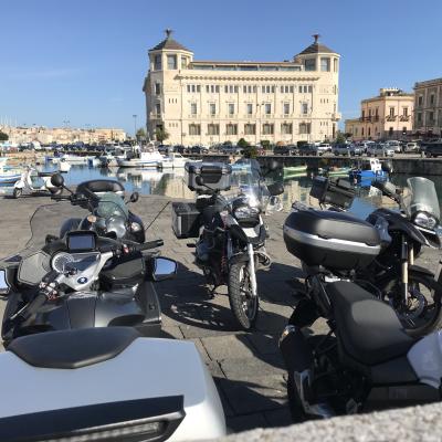 006quater Si Parcheggia Le Moto Sul Proticciolo Con Alle Spalle Il Palazzo Delle Poste