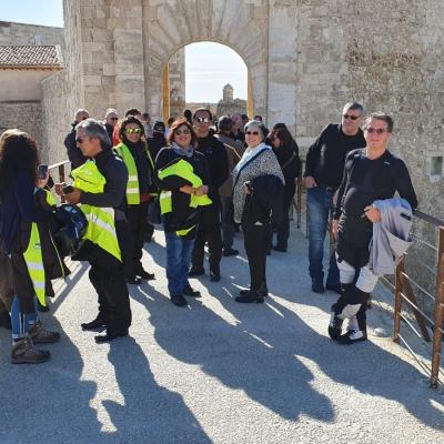 010 In Attesa Davanti All Ingresso Del Castello Ponte In Muratura Con Colonne Di Epoca Spagnola Xvi Secolo