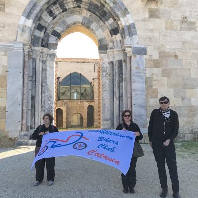 010tris Le Ragazze Dello Striscione In Attesa Della Foto Di Gruppo