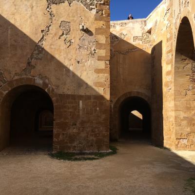 023 Le Mura Delle Sale Del Castello E Emilio Che Ci Fotografa