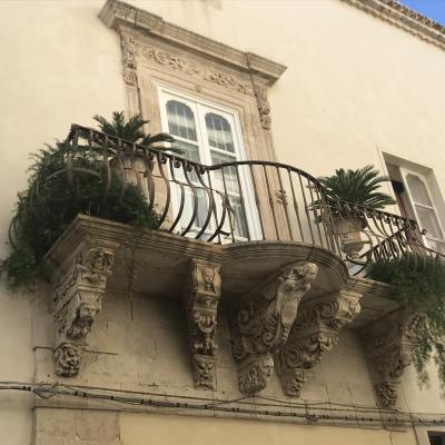 041bis Balcone Con Decorazioni Barocche In Una Casa Di Siracusa