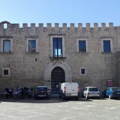 004 Il Castello Con Le Due Torri E Il Grandioso Portale A Sesto Acuto Di Stile Gotico Al Centro Della Facciata