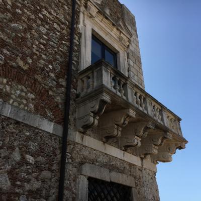 013 Mesole Del Balcone Angolare Che Seguono A Raggiera L Edificio