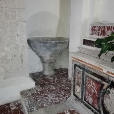 024 Fonte Battesimale Costituita Da Una Vasca Monolitica In Pietra Lavica