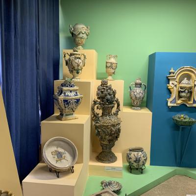 021 Anfora Lavabo Da Sacrestia In Maiolica Con Applicazioni Plastiche