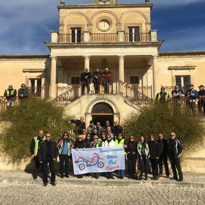 006 Foto Di Gruppo In Attesa Degli Amici Di Gela Sulle Scale Della Casa Padronale