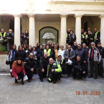 037 Foto Di Gruppo Con La Guida Elisa Ragusa Nell Atrio Del Palazzo Montesano