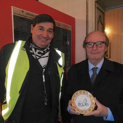 039 Si Ringrazia Il Sindaco Donandogli Una Ceramica Di Caltagirone Con Il Nostro Logo Che Ci Rappresenta