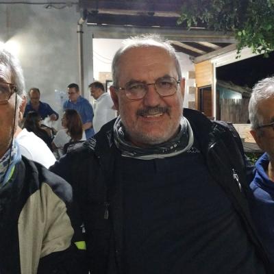 018 Gennaro Si Sta Rifacendo Foto Con Tutti Carmelo Ed Emilio