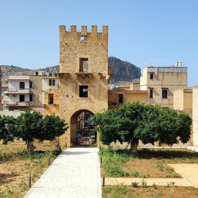 012 Sulla Facciata Della Torre Fa Bellavista L Incisione O Corte A Dio