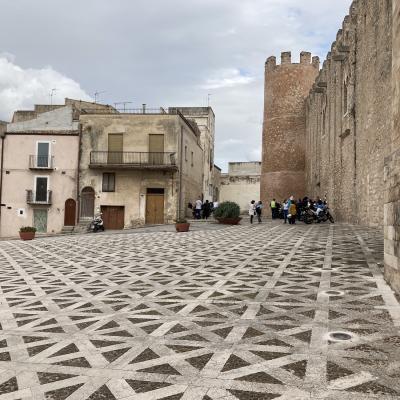 026 Si Parcheggia Sulla Piazza Adiacente Al Castello