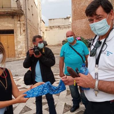 029 Il Presidente Omaggia L Assessore Di Un Foulard Dell Associazione