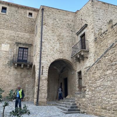 121 Elementi Arabo Normanni Sono Riscontrabili Sulla Seconda Porta Del Castello