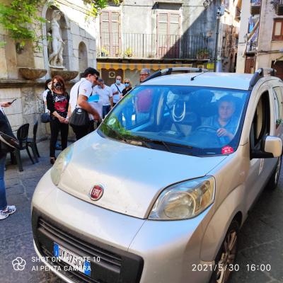 028 Un Saluto Veloce Arrivato In Auto Da Parte Del Sindaco