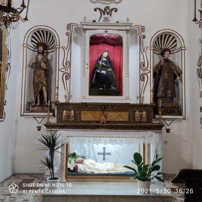 035 Madonna Nera E Corpo Di Cristo Si Restringe Su Un Altare Della Chiesa Matrice