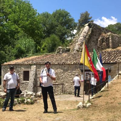 042 Il Presidente Richiama All Ordine Il Gruppo Per L Ingresso Al Mulino