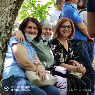 044 Le Signore Giusy Tania E Cettina Si Godono Il Fresco Sotto La Noce