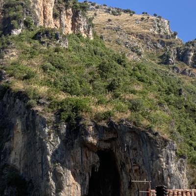 027 Grotta Naturale In Cui Vi E Una Statua In Pietra Raffigurante La Madonna Di Lourdes Alta Circa 3 Metri