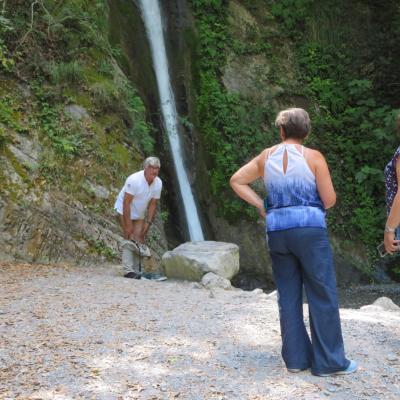 044 Qualcuno Viene Travolto Dalla Voglia Di Un Bagno