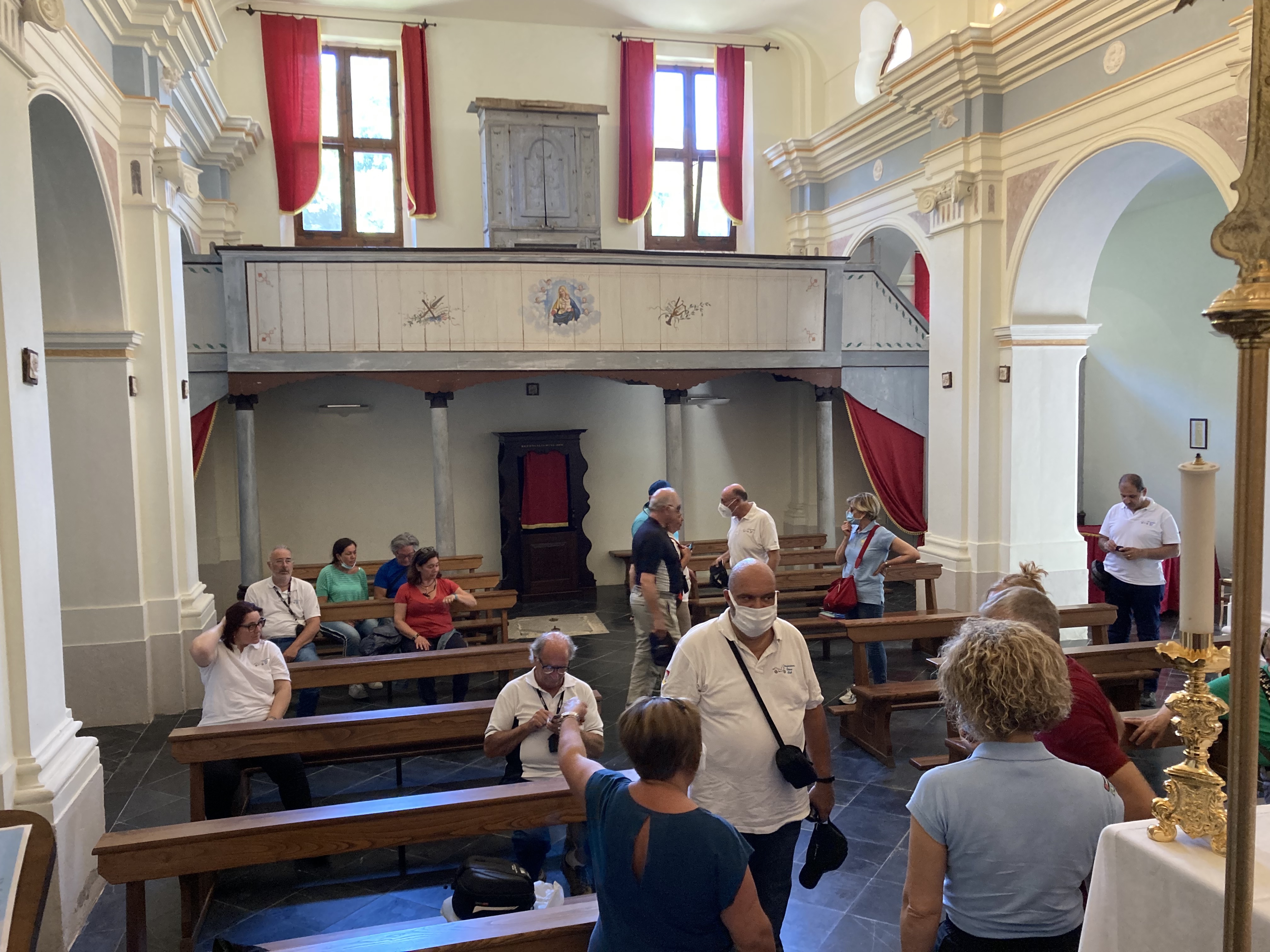078 Ci Riposiamo Un Po All Interno Della Chiesa