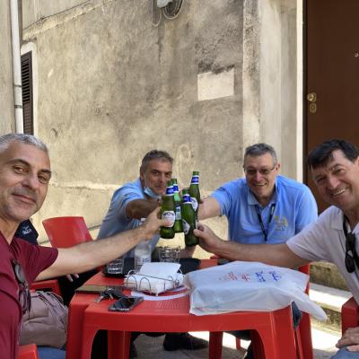 085 Un Brindisi All Amicizia E Al Secondo Giro Di Birra