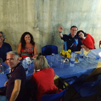 013 Gruppi Di Amici In Un Cortile