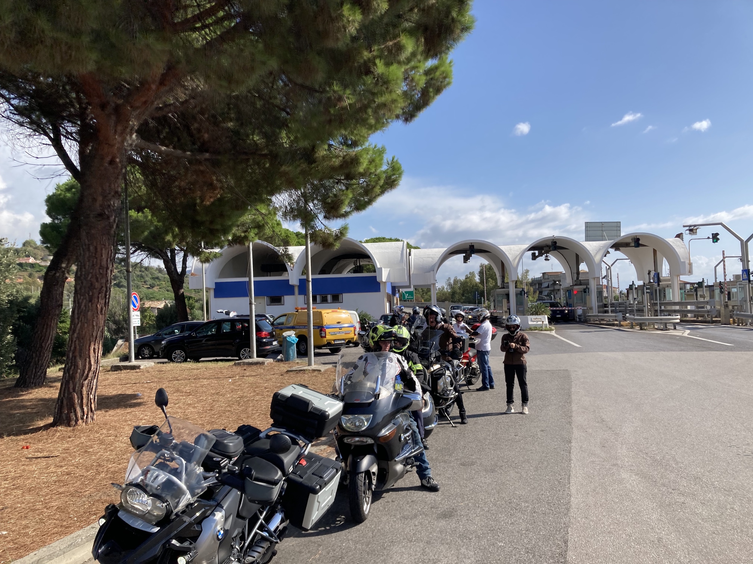 002 Al Casello In Attesa Che Tutti Paghino