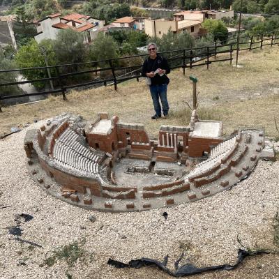 020 Riccardo Aspetta Il Momento Proprizio Per Poter Fare Una Foto Senza Persone Del Teatro Antico Di Taormina