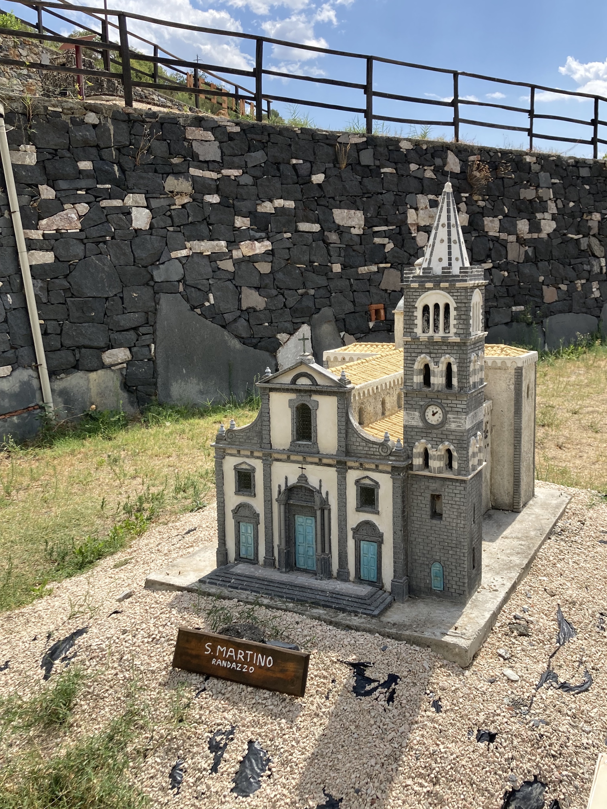 028 La Bellissima Chiesa Di Randazzo Da Notare La Pietra Bianca E Nera Come L Originale
