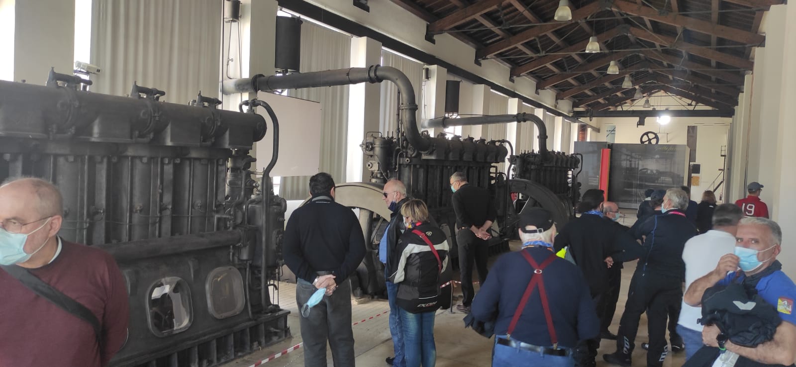 027 Si Ammirano I Grandi Motori Tosi Della Centrale Elettrica