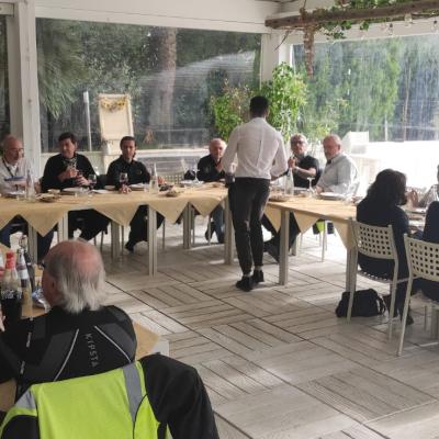 042 Seduti Ai Miei Lati Come Dei Discepoli I Nostri Bikers