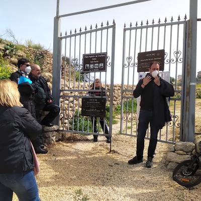 008 Ci Accoglie Allingresso Don Maurizio Parroco Della Parrocchia Santa Maria La Cava E S Alfiojpg