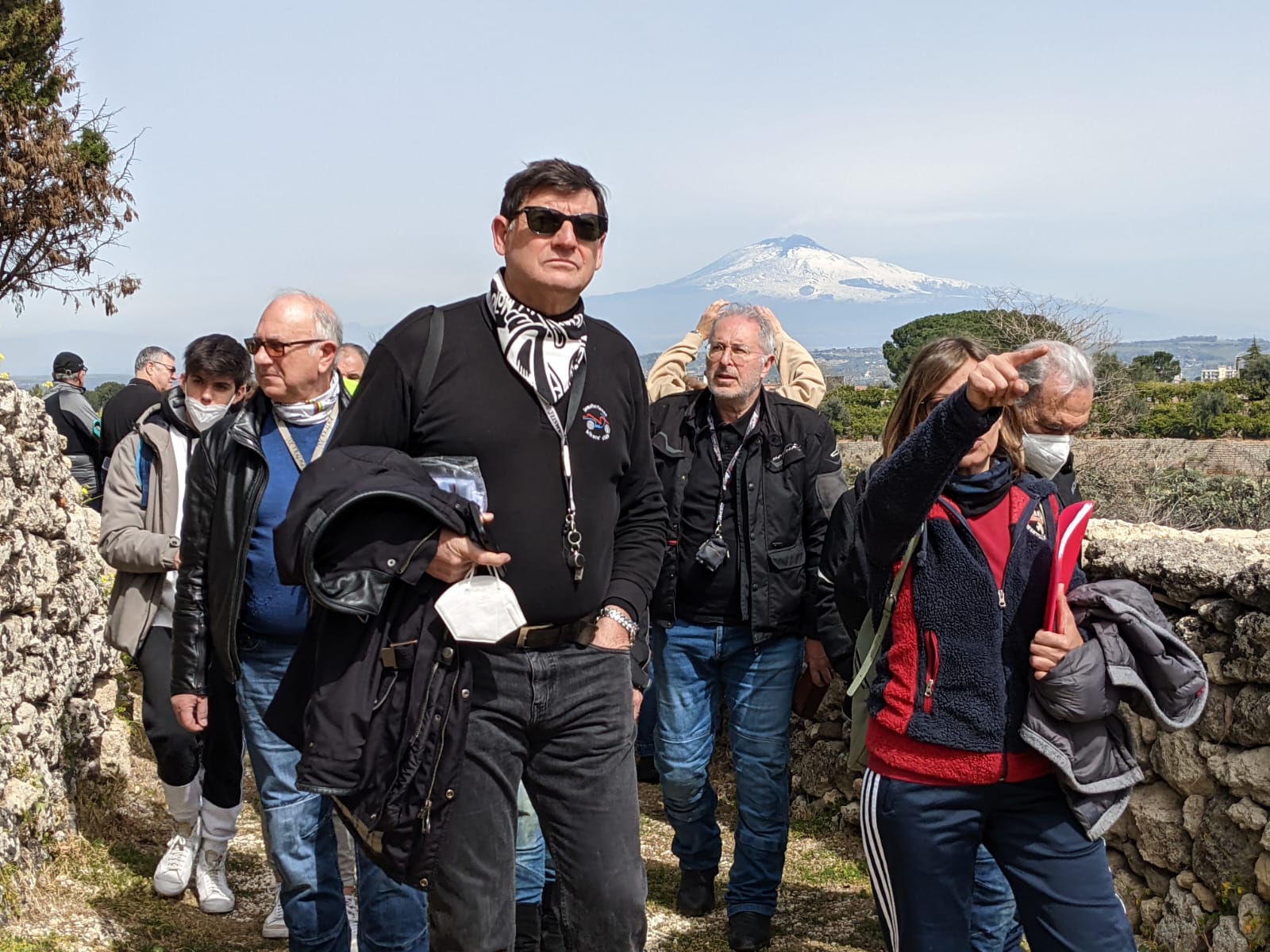 015 La Dottoressa Indica Le Varie Grotte Che Un Tempo Erano Abitate Dai Siculijpg