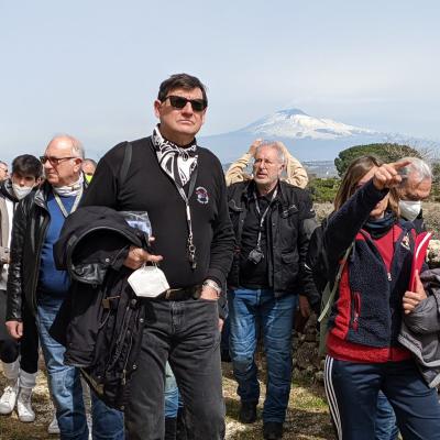 015 La Dottoressa Indica Le Varie Grotte Che Un Tempo Erano Abitate Dai Siculijpg