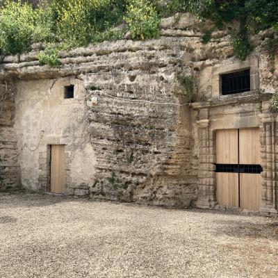 016 Alla Chiesa Del Crocifisso Di Lentini Si Accede Da Un Portale Datato 1764 Ma L Ingresso Originario Era Quello Che Oggi Si Presenta Come Una Finestra E Che Immetteva Nel Nartece