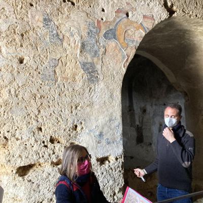 026 Don Maurizio E La Drssa D Amico Ci Mostrano Un Affresco Che E Stato Danneggiato 