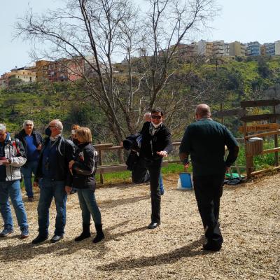043 Il Presidente Fa Vedere Come Fare Le Foto Per Non Far Venire La Panza