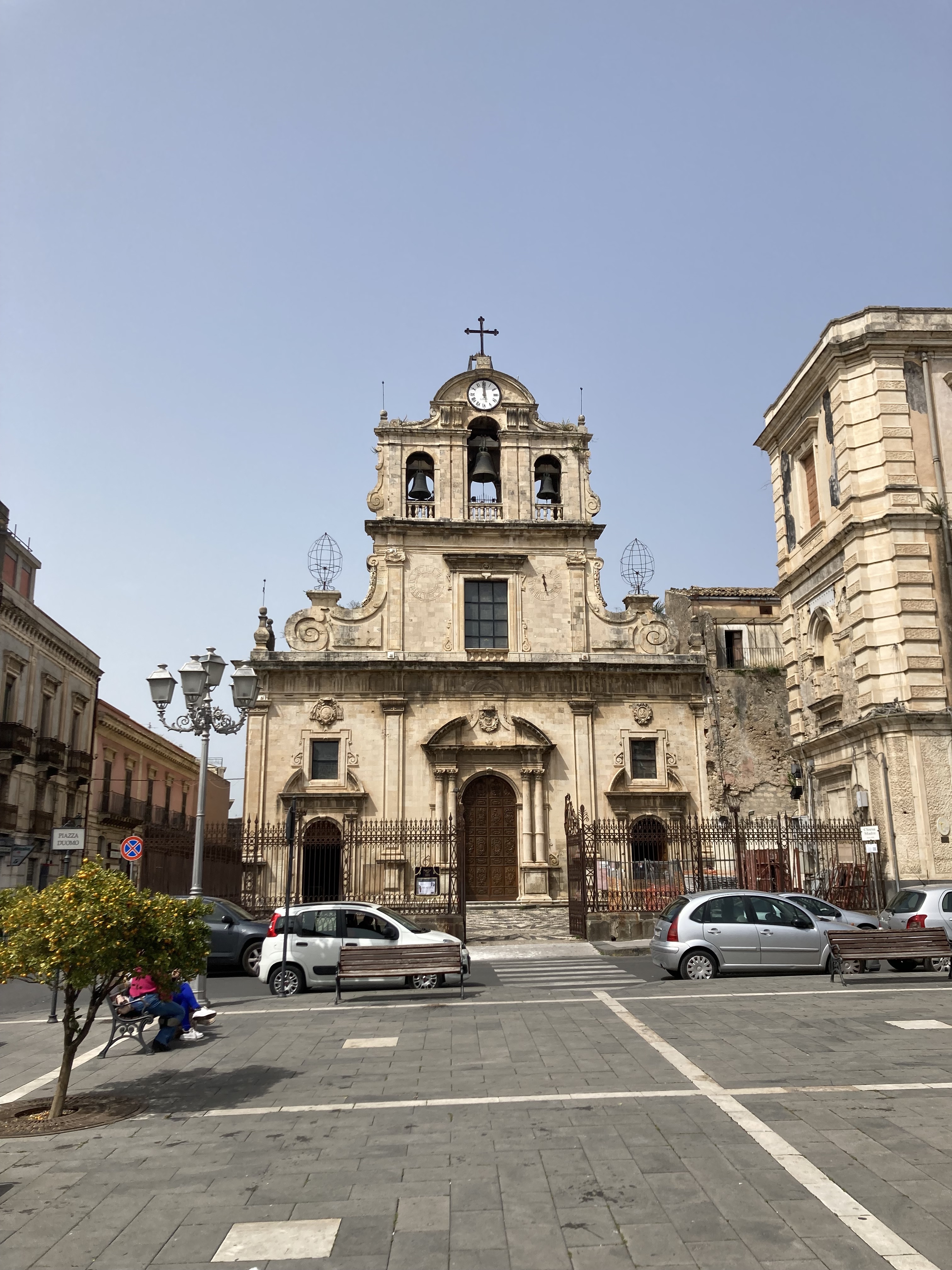 048 Il Duomo Dedicato A Santa Maria La Cava E Sant Alfio Fu Edificato Nell Impianto Attuale Tra Il 1700 E Il 1750