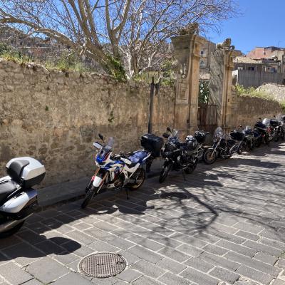 015 Di Sponiamo Le Moto Il Fila Una Dietro L Altra Accanto Alla Chiesa Dell Annunziata